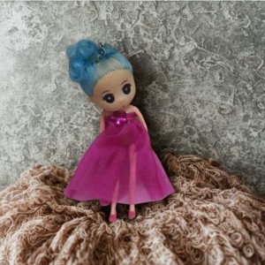 دمية صغيرة مع علاقة مفاتيح